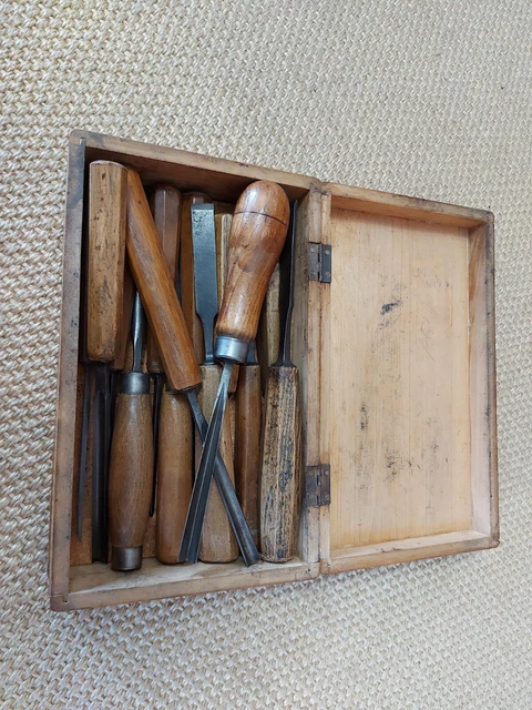 Petit coffre et ces ciseaux, gouges de sculpteur, outils anciens, art populaire