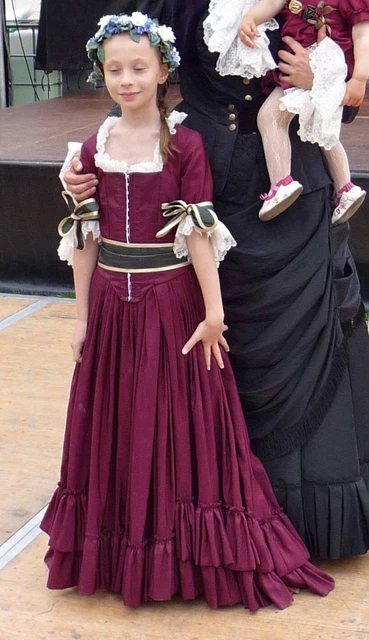 Abito da ragazza rococò. Abito alla inglese. Taglia. 122-134 cm. 7-10 anni. Abito da ragazza rococò. Abito alla inglese. Taglia. 122-134 cm. 7-10 anni.