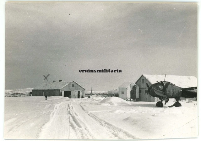 Orig. Foto Junkers Ju 88 Flugzeug m. Wappen 1/124 am Flugplatz KIRKENES Norwegen