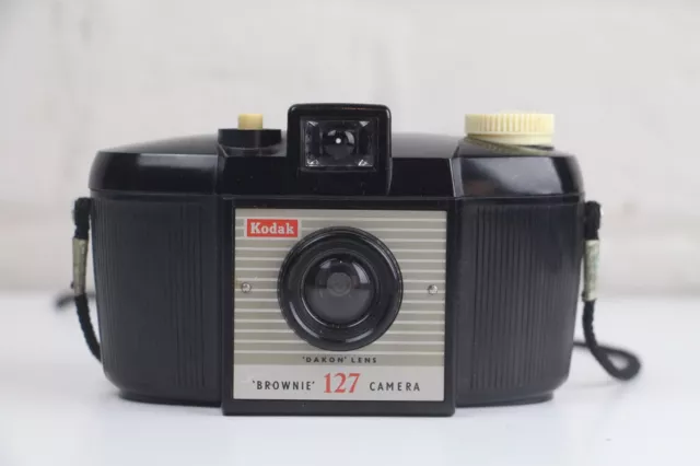 KODAK BROWNIE 127 Camera with DAKON LENS - Deep Black - Clean Glass