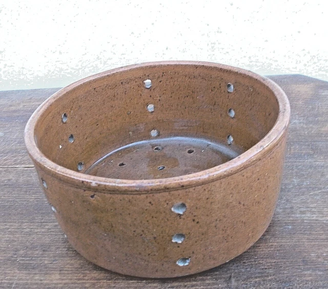 GRANDE FAISSELLE ANCIENNE en terre cuite vernissée brun, FRANCE, très ...