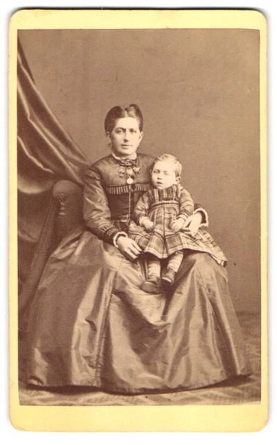 Fotografie Otto Reitmayer, München, Kaufinger-Str. 9, Mutter im reifrock Kleid