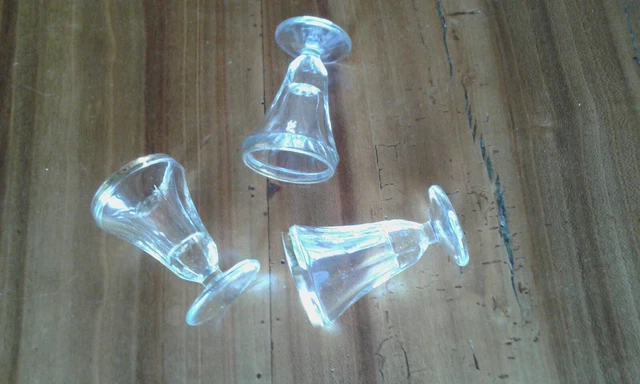 1 Partie de dînette ancienne en verre et en métal, miniatures