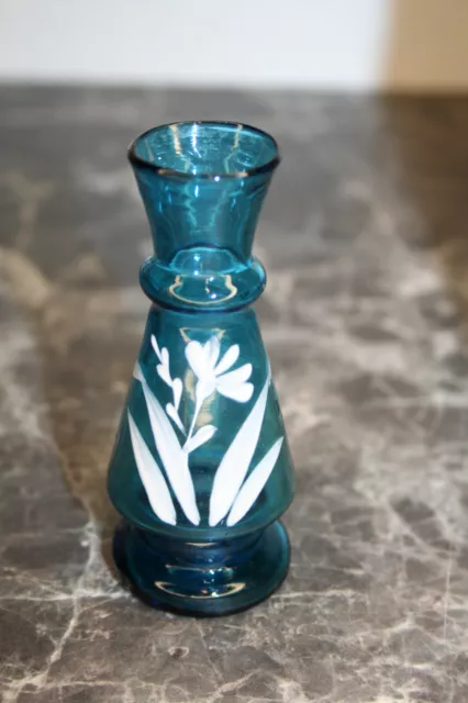 petit vase en verre teinté bleu, décor floral blanc peint à la main