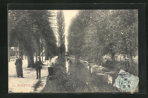 CPA Evreux, Uferpartie avec des passants