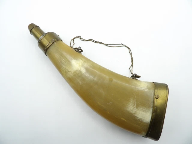 POIRE À POUDRE noire, vide, en corne et laiton. Sans bec verseur. La corne était EUR 45,00 - FR