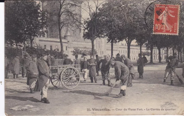 Cpa Vincennes Cour Du Vieux Fort La Corvee De Quartier
