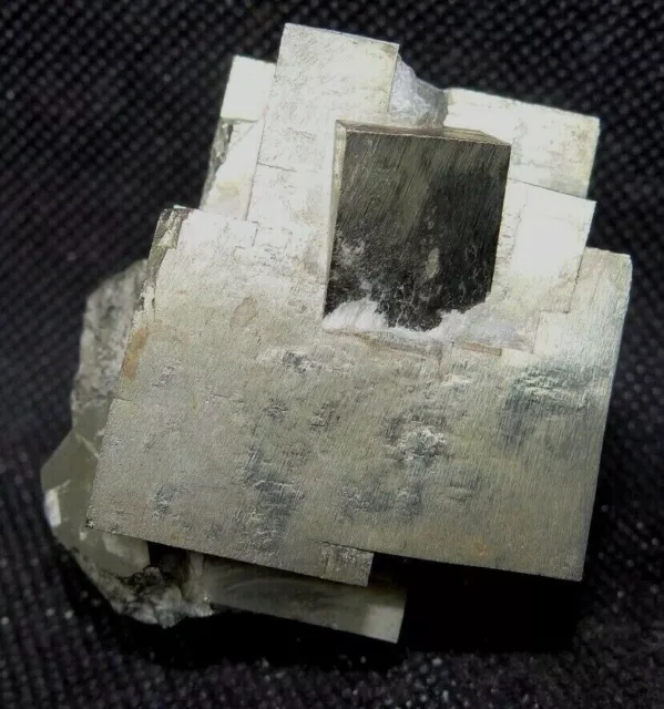 Macle Cubes Pyrite - 4.5x4.5cm Navajun Espagne en 1984 - minéraux collection