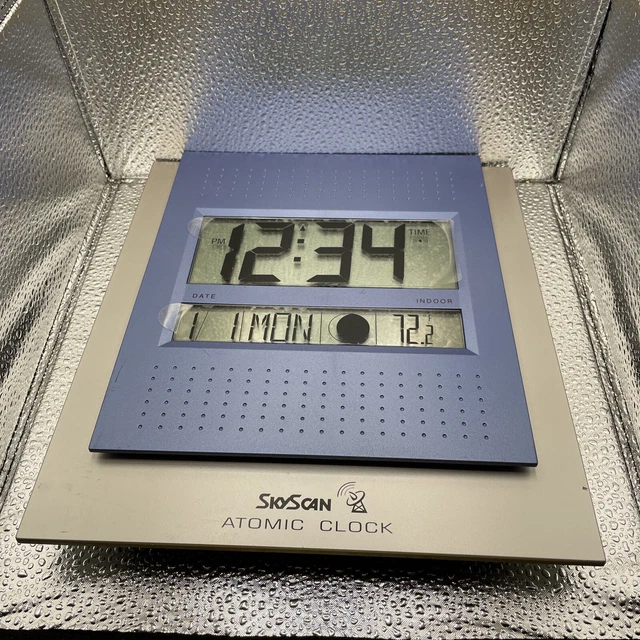 SKYSCAN ATOMIC CLOCK W/Moon Phase Indoor Temperature Date Model 86715