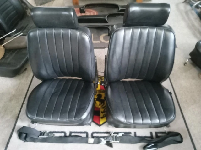 Un paio di sedili anteriori originali usati Porsche 911 1972-73 neri inc cinture di sicurezza ecc.