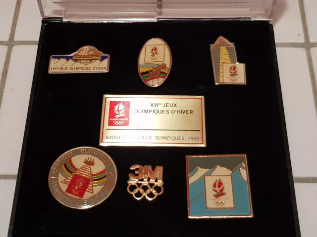 Coffret officiel jeux olympiques d'hiver 92 Albertville très bon état. 7 pieces