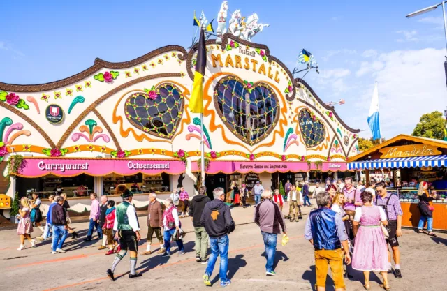 Wiesn Tisch, 8 Personen, Marstall, 02. Oktober, Abend inkl. Gutschein für 480 €