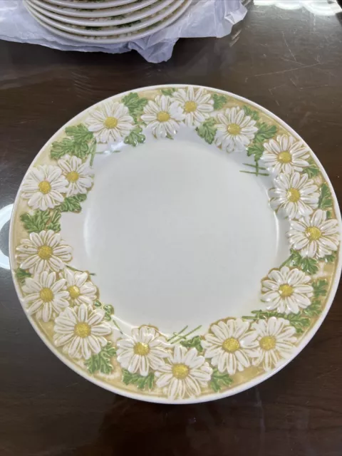 VTG Poppy Trail by Metlox Sculptured Daisy Dinner Plate 10 1/2 in -Available 18