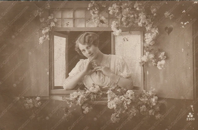 1918 Ragazza alla finestra con fiori Foto cartolina