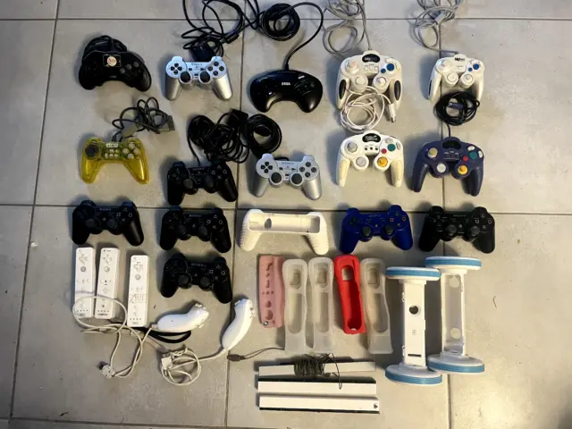 Gros lot de manettes et accessoires Sony, Nintendo, Sega HS pour pièces