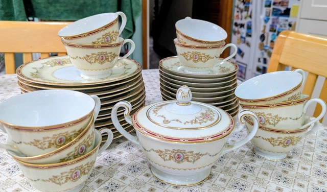 NORITAKE NIPPON TOKI Kaisha Red And White Daisies Coffee set
