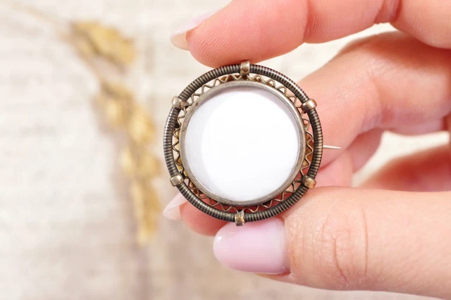 Broche porte-photo niellée, Porte souvenir en argent fin 19ème, bijoux anciens
