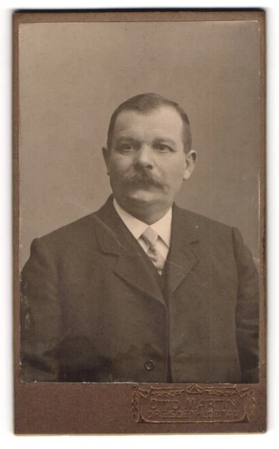 Fotografie Otto Martin, Dresden-Löbtau, Porträt eines Mannes mit Schnauzer und