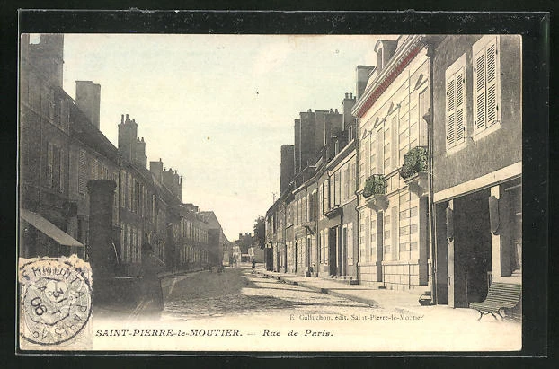 CPA Saint-Pierre-le-Moutier, Rue de Paris, vue de la rue avec des passants 1906
