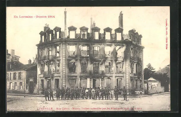 CPA Lunéville, Rue Carnot, Maison Leclerc incendiée par les Allemands 1914