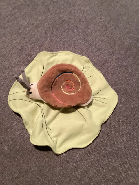 O/ doudou nature et découvertes plat escargot Marron sur feuille de salade Vert