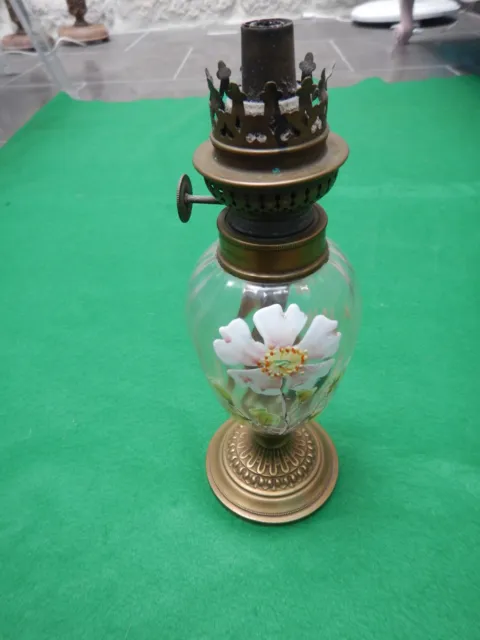 petite lampe à pétrole en verre émaillée et laiton 4