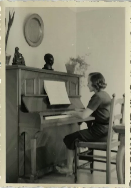 Photo Ancienne - Vintage Snapshot - Musique Piano Intérieur Profil-Playing Music