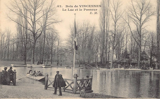 CPA Dept 94 Val de Marne - Bois de Vincennes le Lac et le Passeur