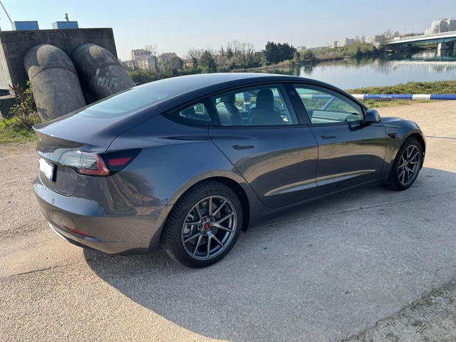 Tesla Model 3 SR+ 2