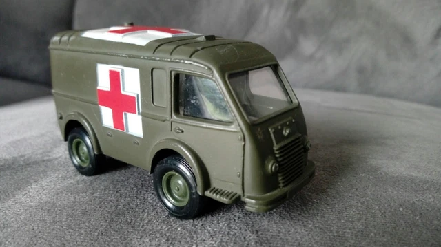 Dinky Toys, Renault Ambulance Troisiéme Version Reference 807 Military 4X4 Tt