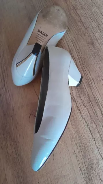 Bally 1985 Cream Leather Court Shoes Size UK 4 Gold Heel Strips GC