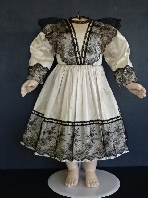 ROBE en SOIE écrue pour POUPÉE ANCIENNE de 55 cm. Jumeau, Bru . DOLL DRESS