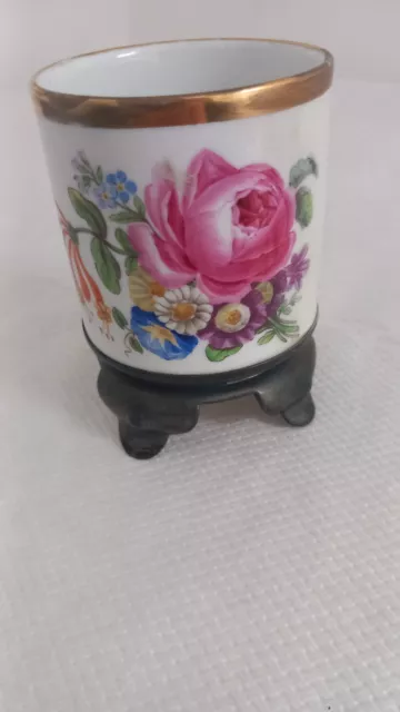 ancien petit pot en porcelaine de meissen a decor de fleur pietement en bronze
