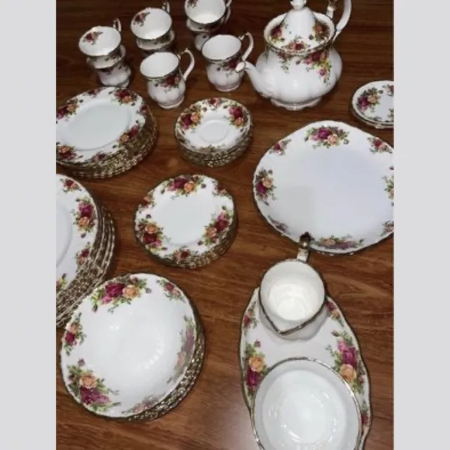 Royal Albert - Old Country Roses Dinner & Tea Set GREAT CONDITION