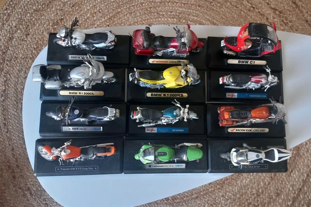 Lot 12 Miniatures motos de collection avec socles Majorette-Maisto 1/18eme 