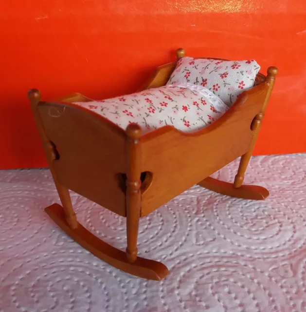 HOLZWIEGE MIT KISSEN Kinderzimmer Puppenhaus Puppenstube 112