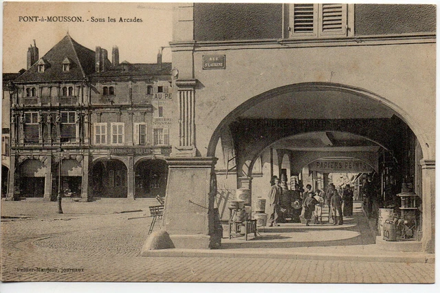 PONT A MOUSSON - Meurthe et Moselle - CPA 54 - la place Duroc - commerces arcade