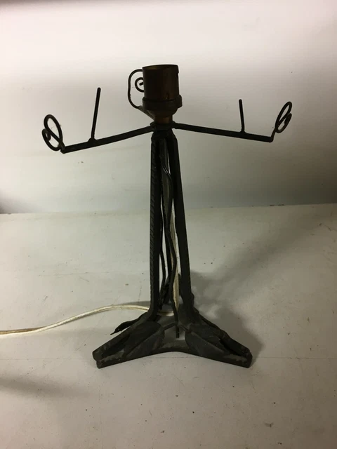 Pied de lampe en fer forgé à patine brune, la base carrée à décor de