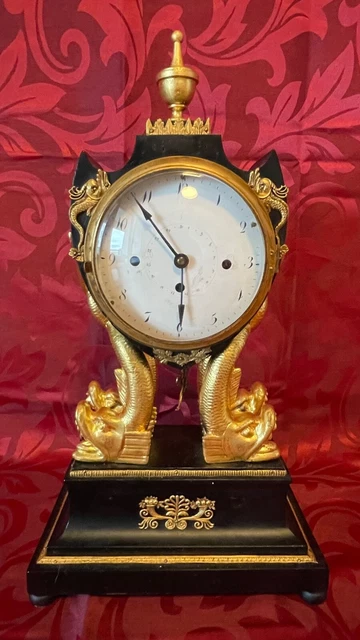 Museale große Empire Delphin Kaminuhr vergoldet Holz Bronze Elemente