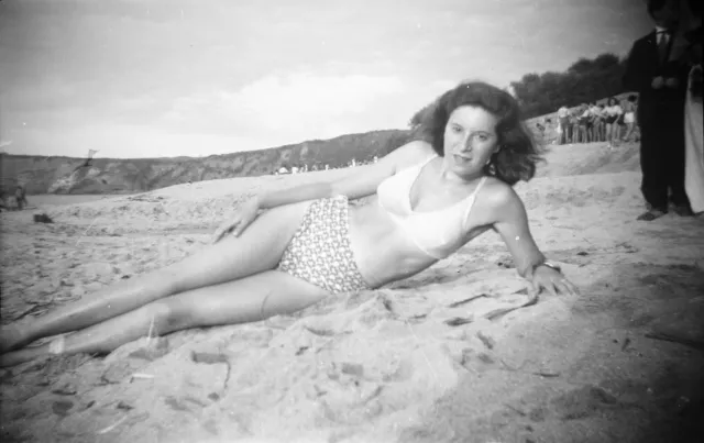 Jeune Femme c. 1950 - Négatif 9 x 6 - Maillot de Bain Plage - T 34