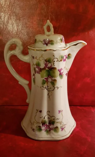 Ancienne cafetière en porcelaine