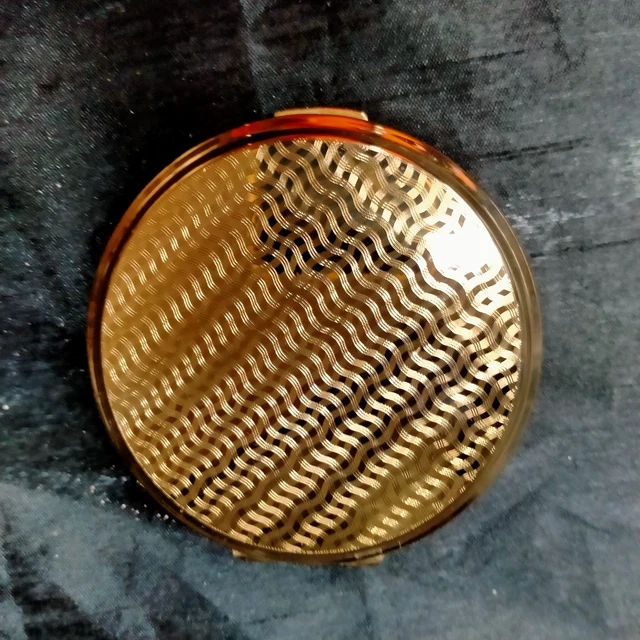Vintage Gold Tone Stratton Compact Machine Turned Pattern #A0134 Great Condition