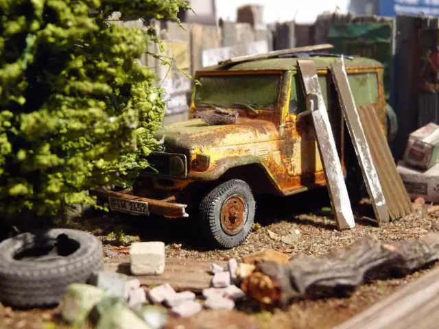 Toyota FJ 40 Land Cruiser Bj.1977 - Scheunenfund Diorama im Maßstab 1:43