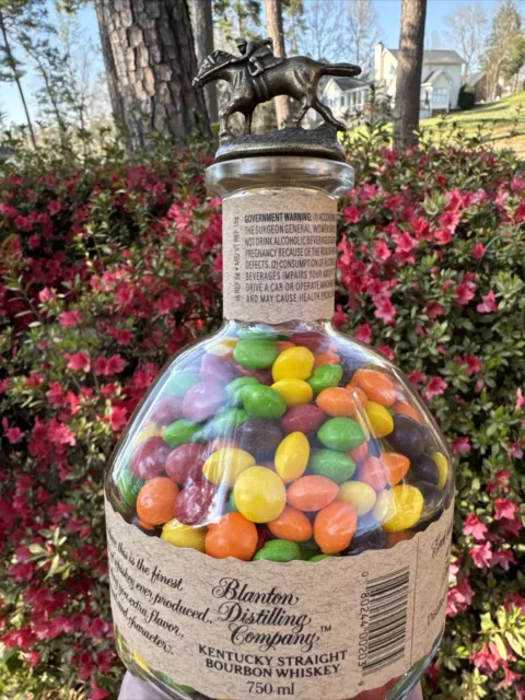 Botella Decantadora De Dulces Blantons Kentucky Bourbon M&M Y Tapón De Caballo Derby Top