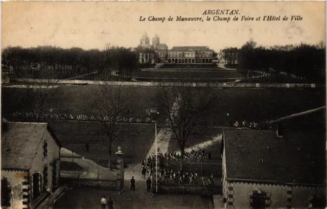 CPA ARGENTAN - Le Champ de Manceuvre le Champ de Foire et l'Hotel de (435593)