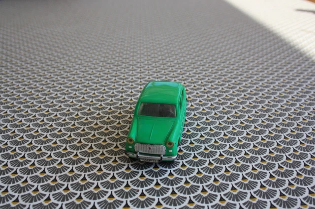 Norev 1/43 Renault 10 (R10) Berline Plastique Verte - Réf 9 - TBE