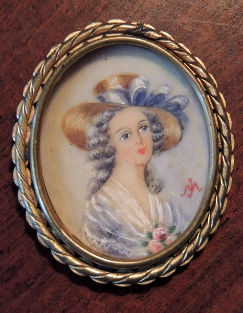 Portrait miniature sur celluloïd, jeune femme au chapeau, signée, XIX°
