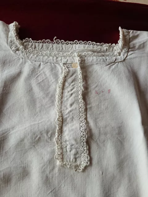 Linge ancien jolie chemise de nuit  brodée LF 29