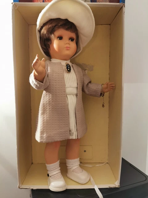 Poupée GéGé Petite Fille de France - Collection