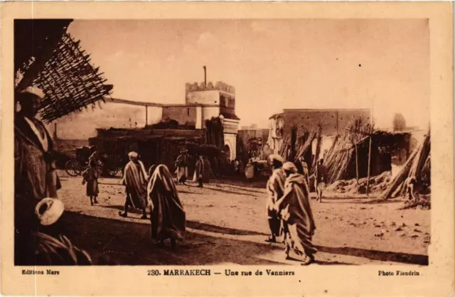 CPA AK MARRAKECH - A rue de Vanniers MOROC (669257)